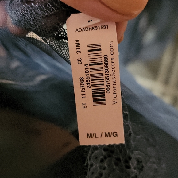 Victoria's secret sexy cover-up - Picture 4 of 4